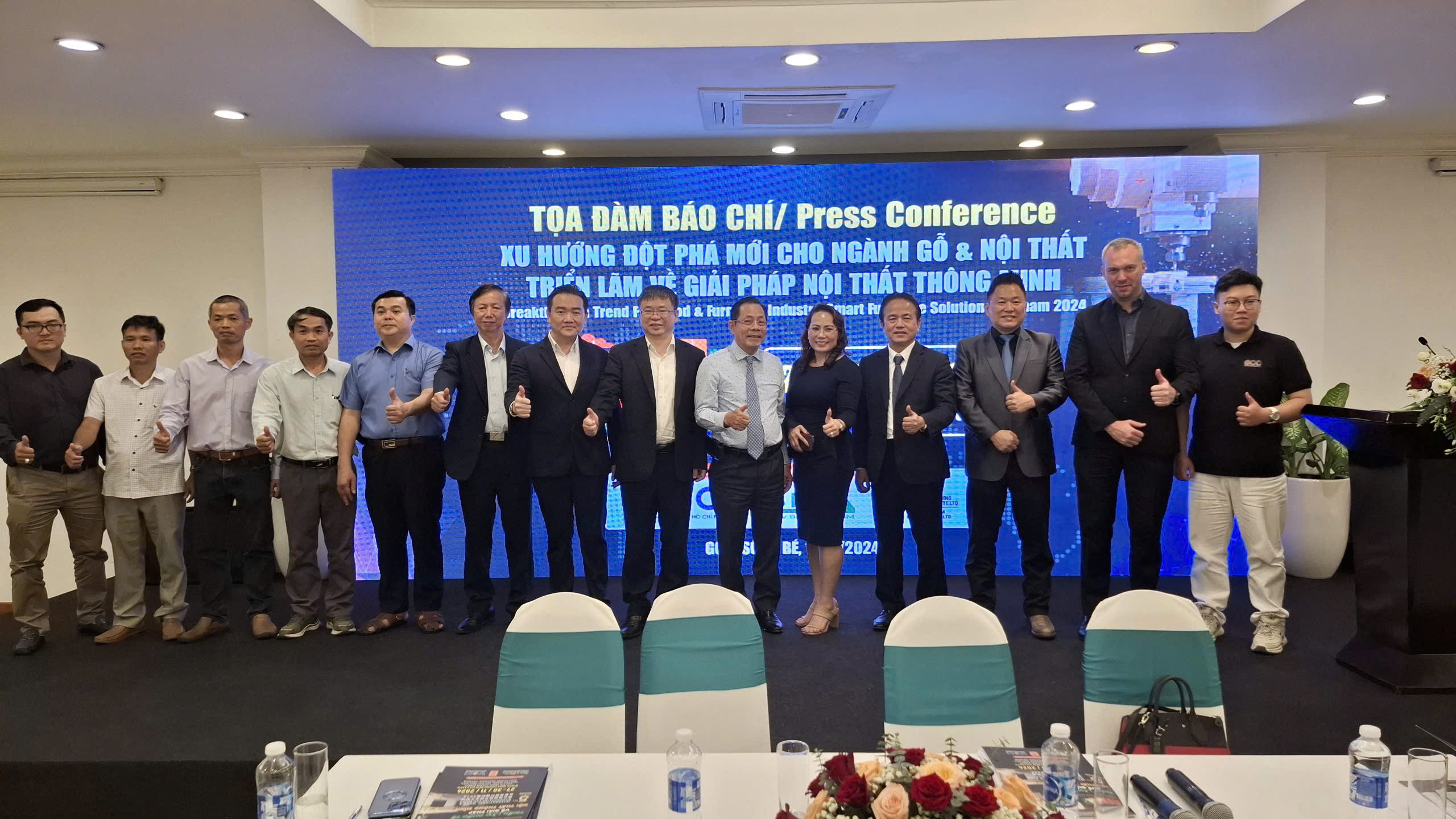 toa-dam-trien-lam-ban-lanh-dao.jpg
